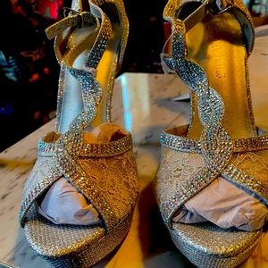 “DREAM PAIRS” Women’s heeled sandals pump, size 9